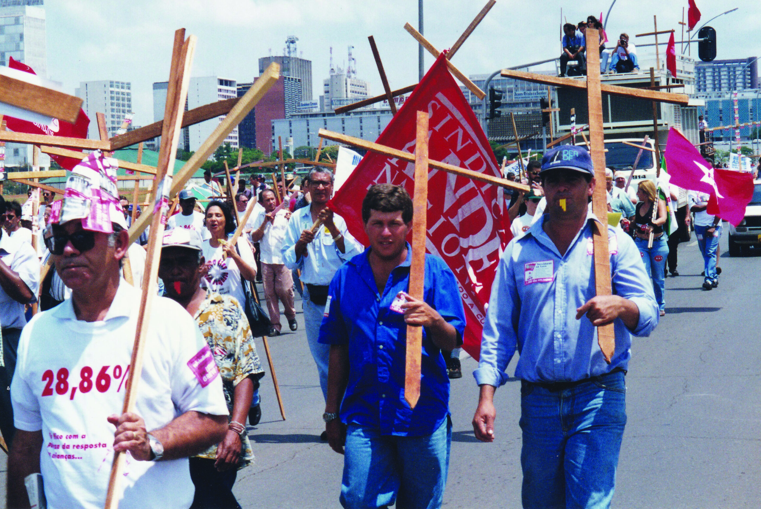 Em 26 de setembro de 1997 os servidores públicos federais completaram 1000 dias sem reajuste salarial. A ANDES-SN participou das manifestações que foram programadas pela categoria.
