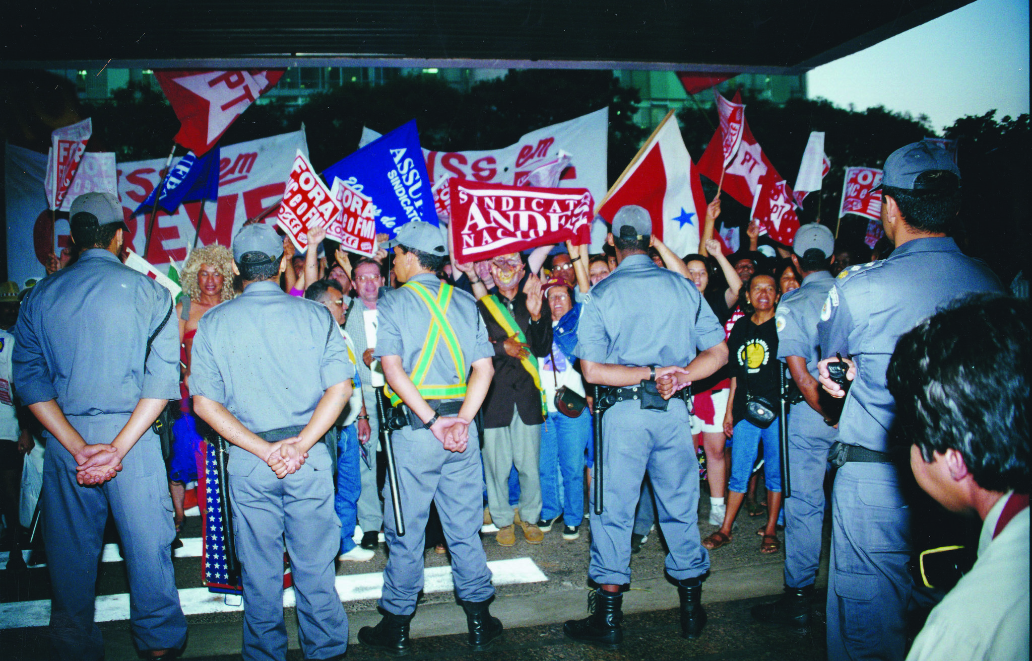 Manifestação dos servidores públicos federais. Brasília-DF. 2000. Fotógrafo: Paulo Cabral.