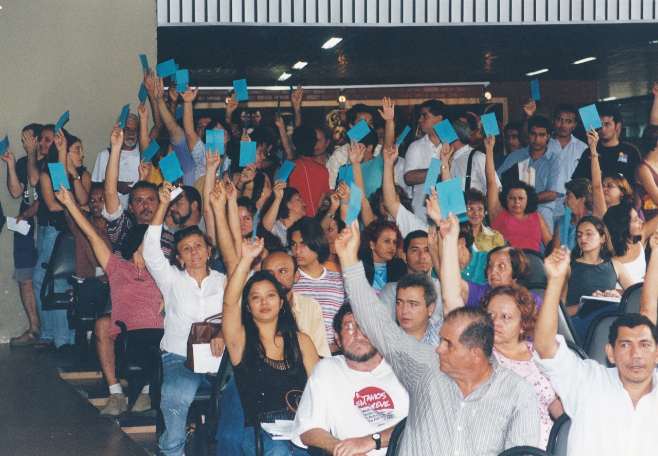 Assembleia Geral, adesão à greve dos Servidores Públicos Federais em 28 de agosto de 2001. Fotógrafo Edmilson Bandeira.